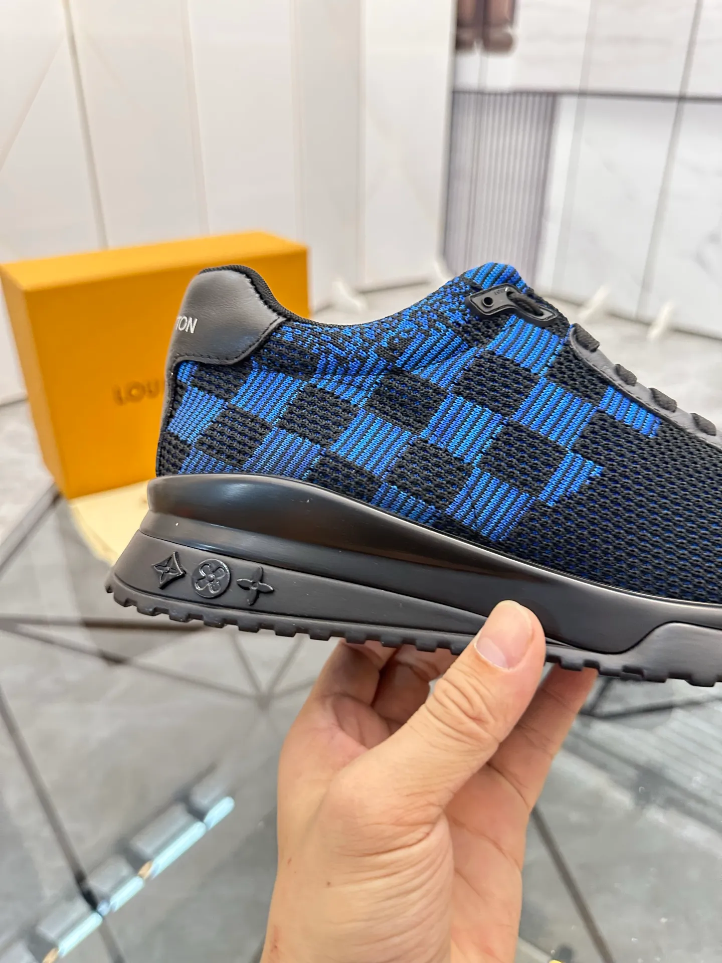 Men's shoes for sale💰: 💰P560¥ High-end quality Product trademark: LV* "Louis Vuitton*" low-top sneakers Regular size: 38-44 (can be customized to 45.46.) Product materials: imported breathable fly knit upper, breathable lining, original raw rubber translucent combination outsole. Number: 2068
